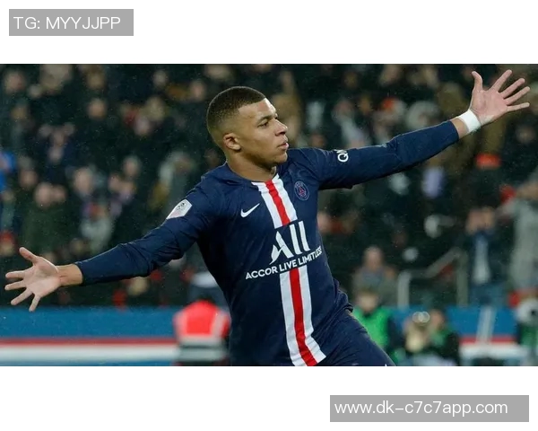 球星海报墙贴尽显足球天才魅力 以姆巴佩为中心引领未来竞技风潮